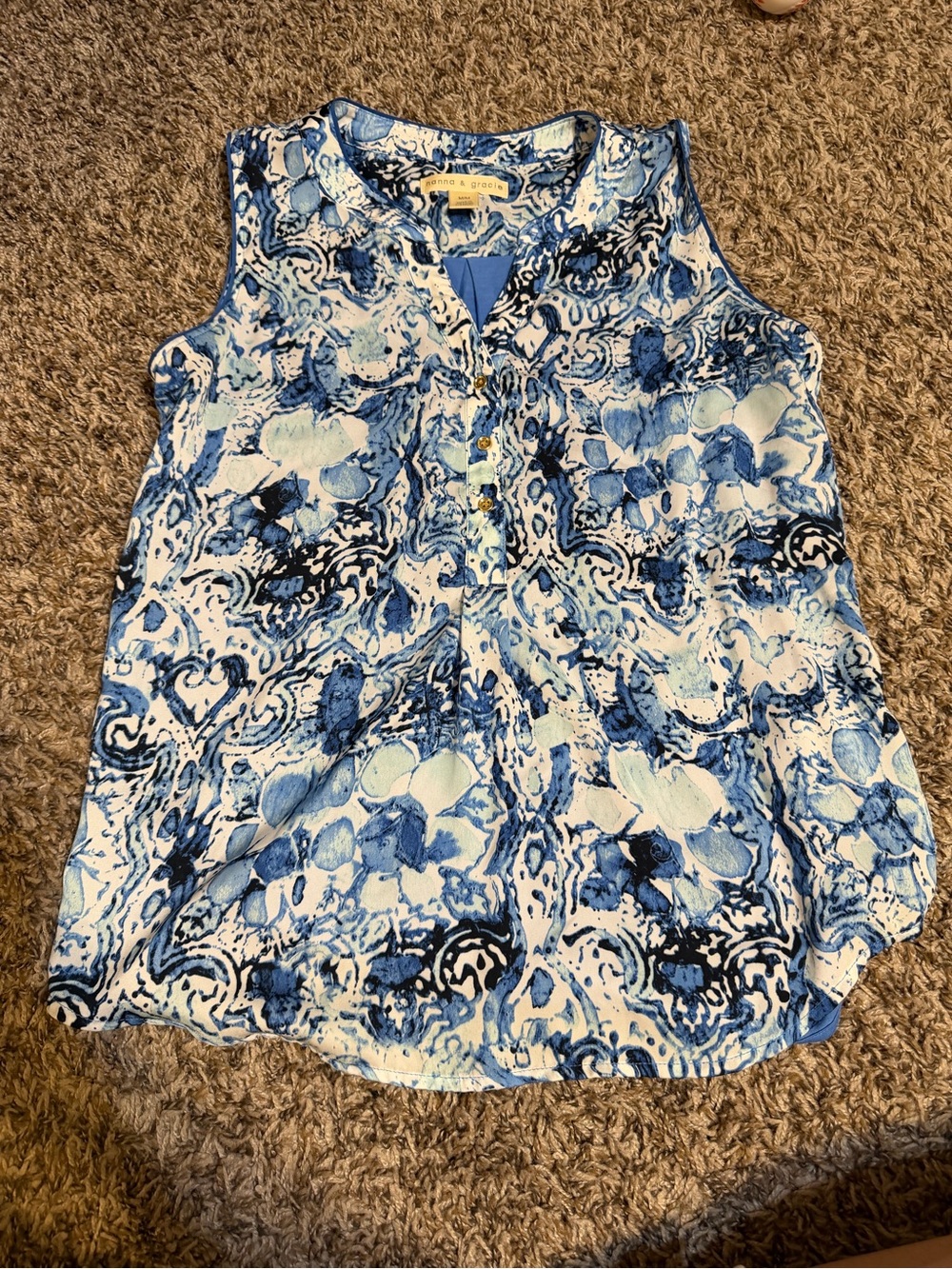 Women’s Hanna & Gracie blue and white abstract print sleeveless blouse. Size med